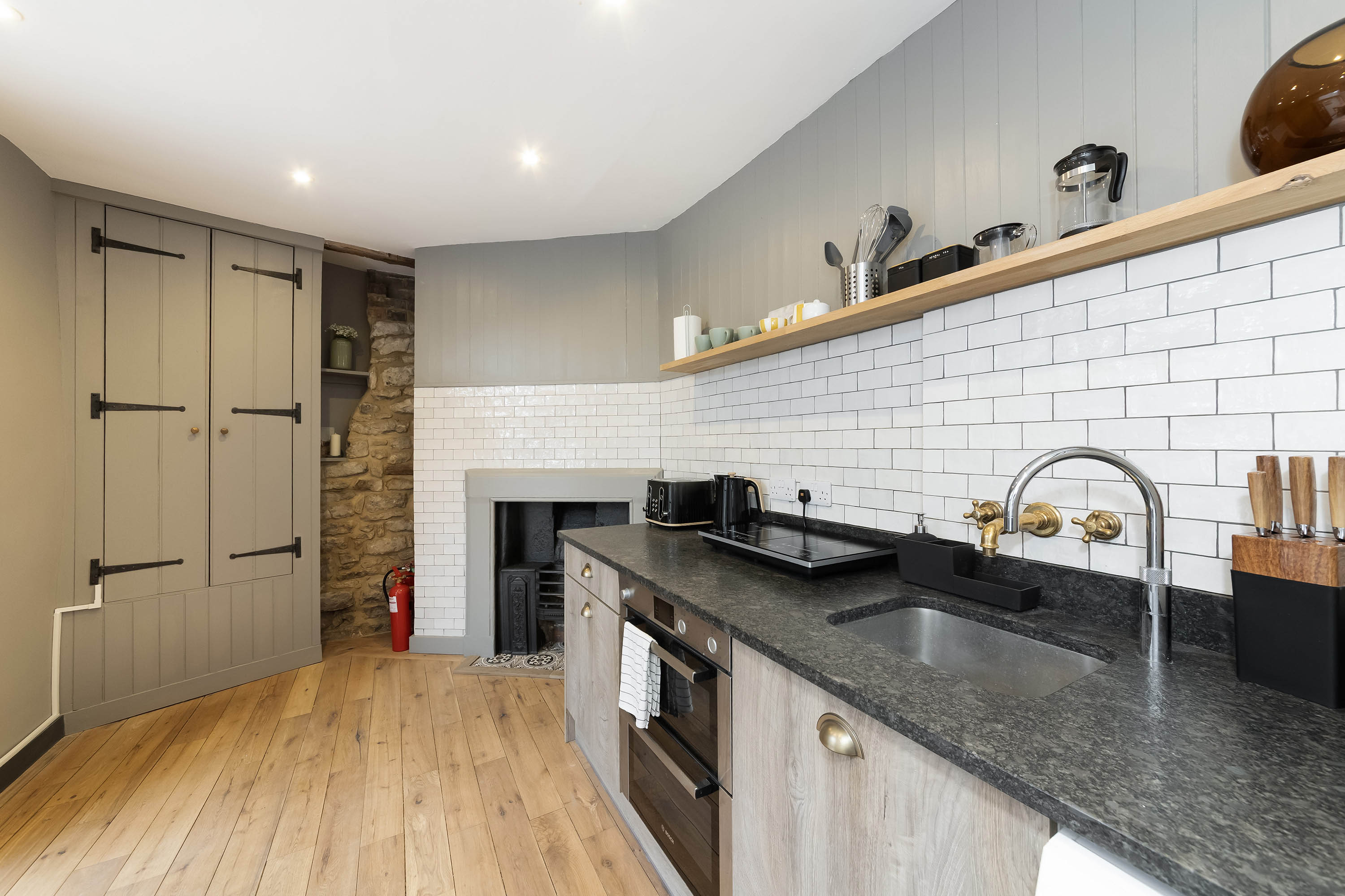 Kitchen worktop and storage